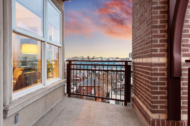 Building Photo - Gorgeous condo with city views