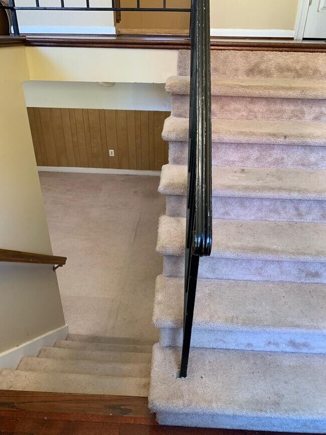 Building Photo - 5625 Saint Charles Dr