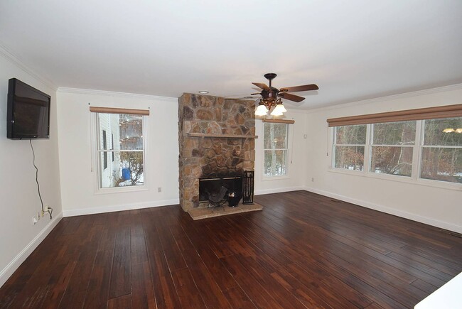 Building Photo - 396 Eastport Manor Rd