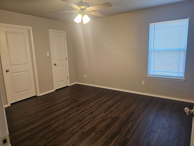 Building Photo - Beautiful New Townhomes in Alma!