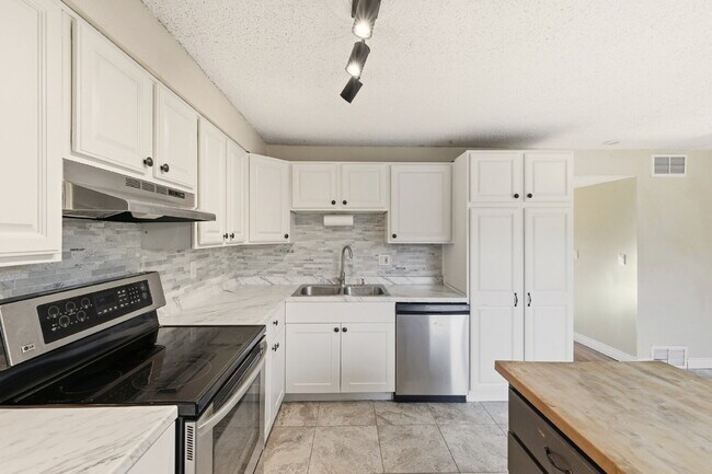 Building Photo - Charming 3 Bedroom Townhomes at Rockrimmon