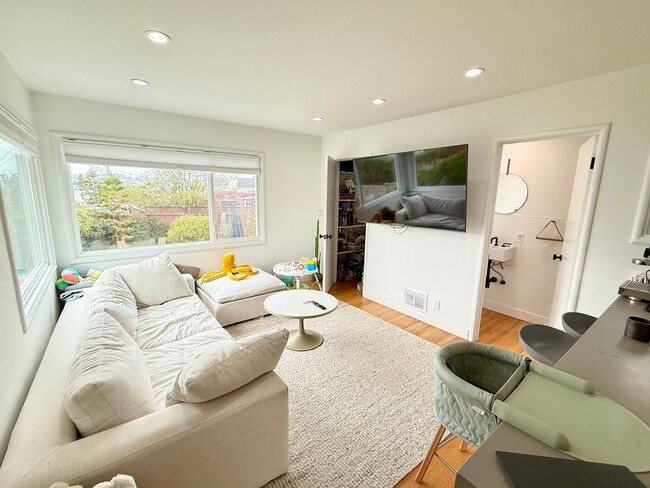 Building Photo - Beautifully Remodeled Westlake Home