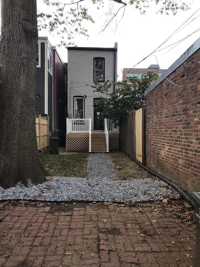 Building Photo - 725 7th St NE