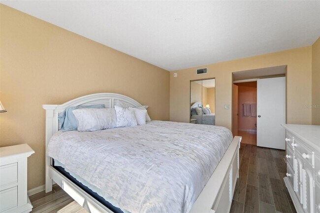 Building Photo - 6021 Bahia Del Mar Cir N