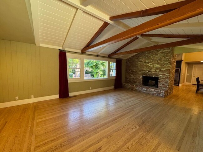 Building Photo - Gorgeous 5 bedroom, 4.5 bath, Westside Dan...
