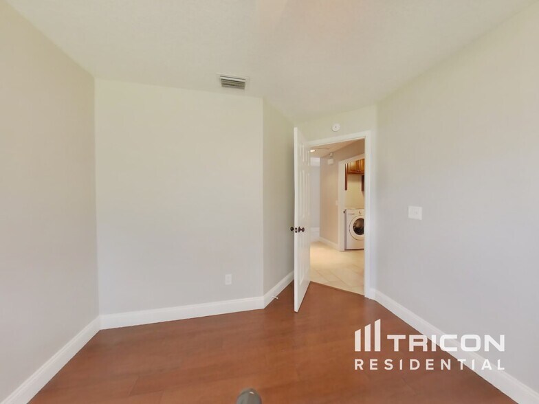 Building Photo - 1924 S Prairie Dunes Ct