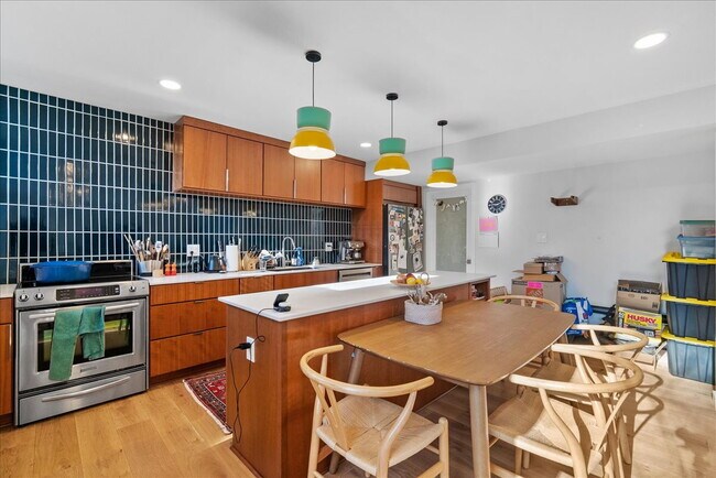 Building Photo - Unique 3BR / 1.5BA Mid-Century Townhome in Reston’s Iconic Hickory Cluster