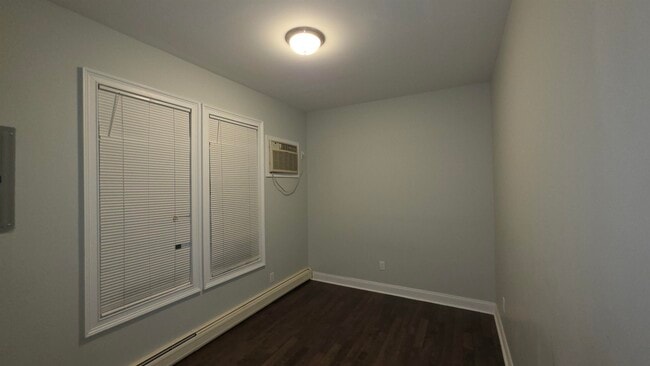 Building Photo - 712 17th St