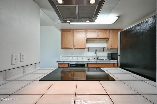 Building Photo - 729 E Cochise Dr