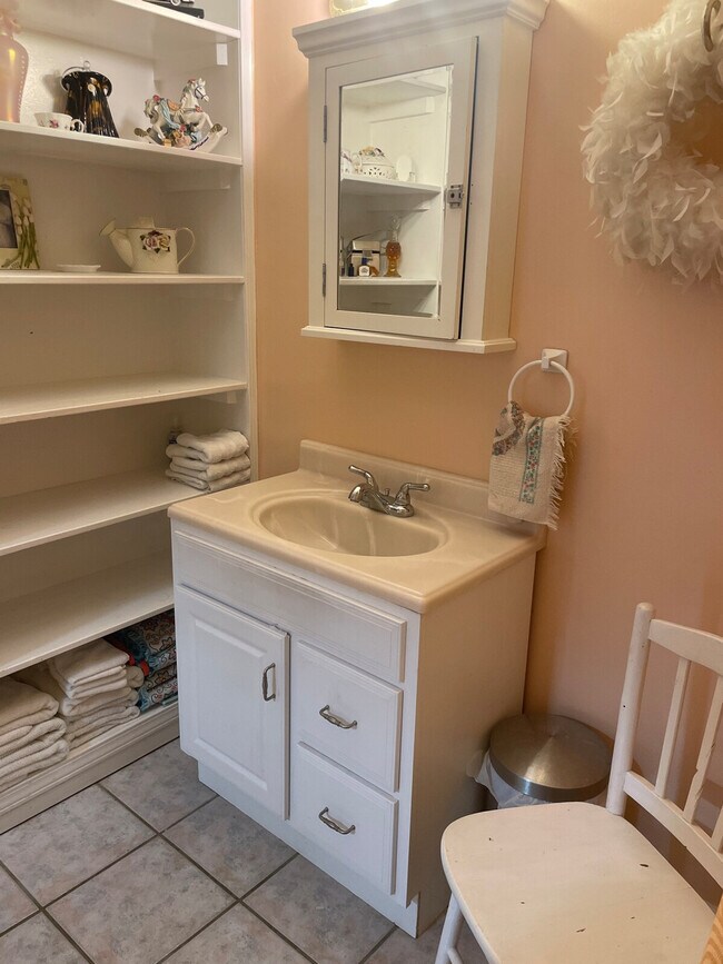 Building Photo - 198 Schools Dr