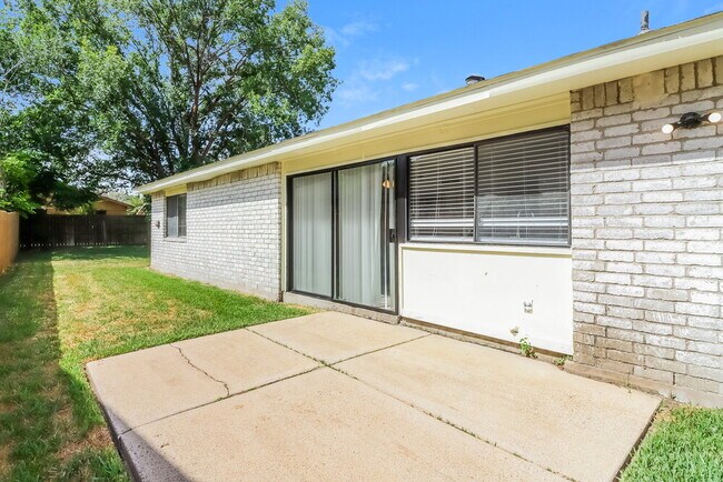 Building Photo - 15411 Empanada Dr