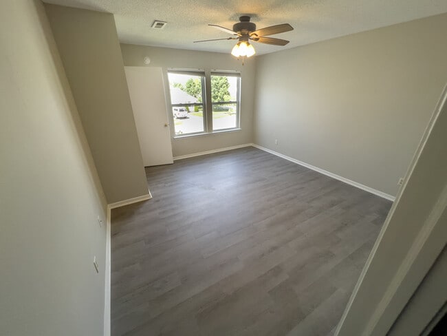 Building Photo - Newly Renovated Noblesville Home