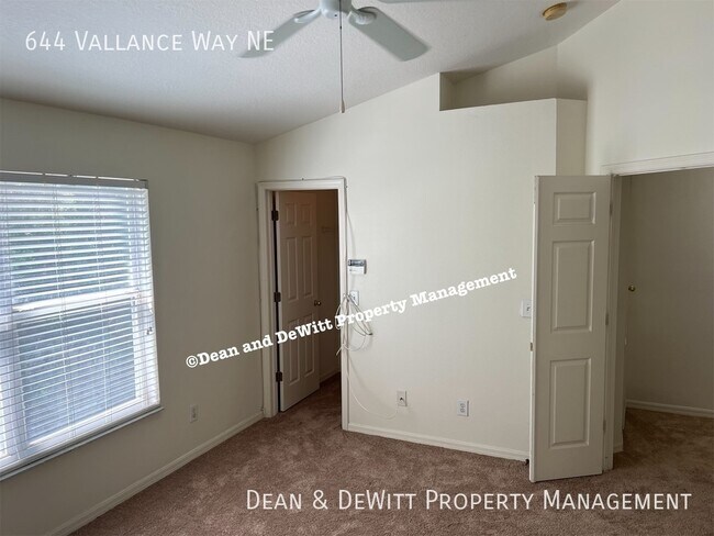 Building Photo - 644 Vallance Way NE