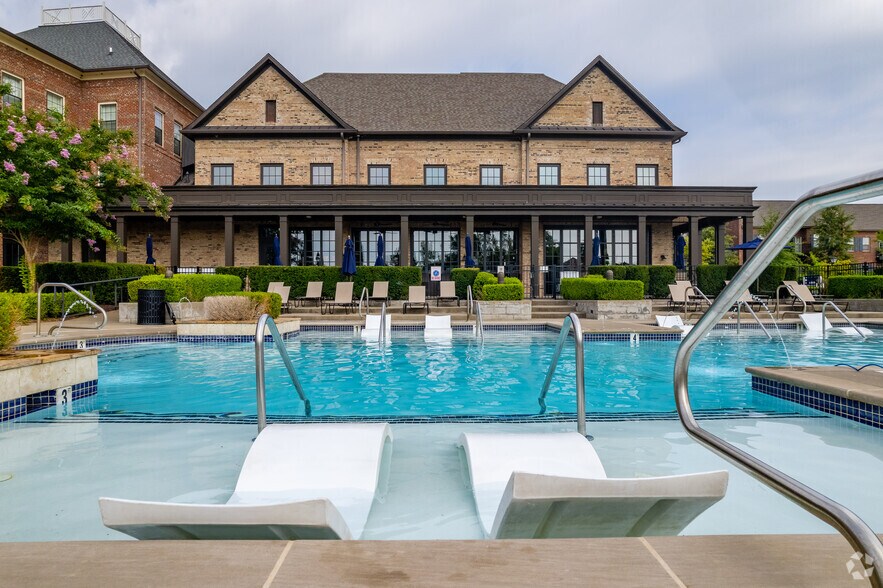 Resort-Style Pool - LC Murfreesboro