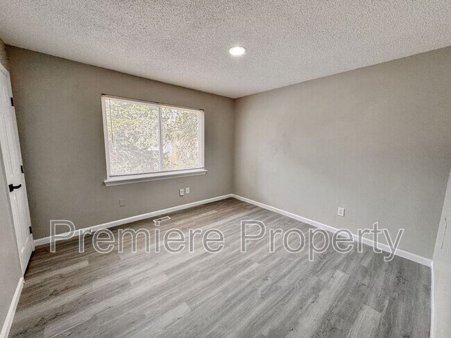 Building Photo - 708 N Pine St