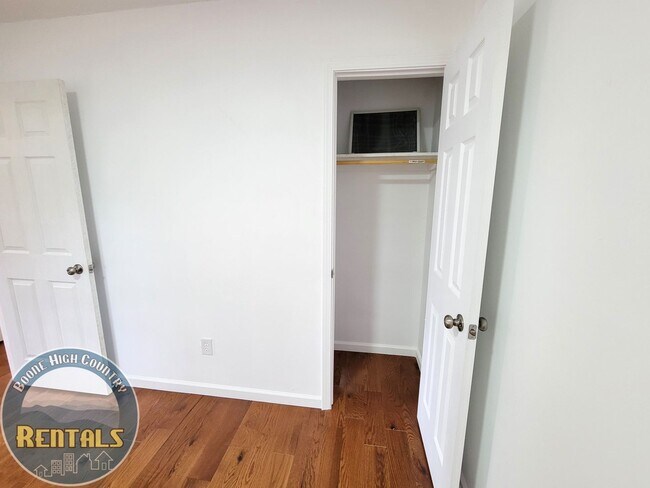 Building Photo - 427 Sugarloaf Rd