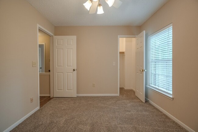 Building Photo - 11 Robin Run Dr