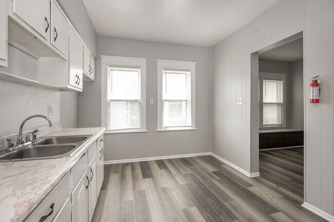 Building Photo - 3910 Carlyle Ave