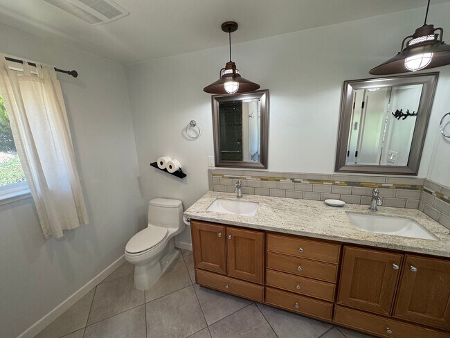 Building Photo - Beautiful 3 Bedroom/2 Bathroom Plus Bonus Room in Ben Lomond