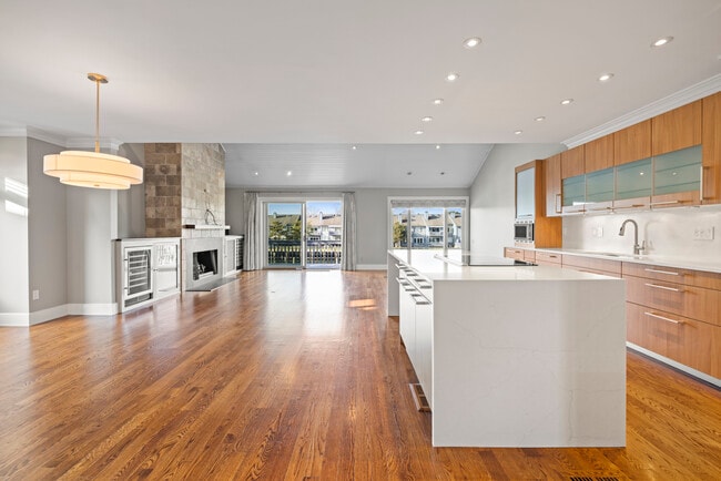 Building Photo - 1 Island Dr