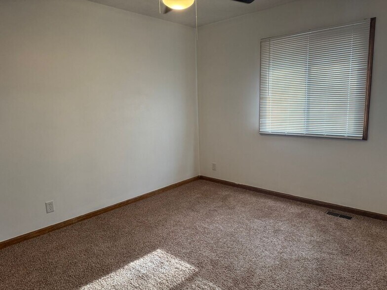 Building Photo - 5701 S 52nd St