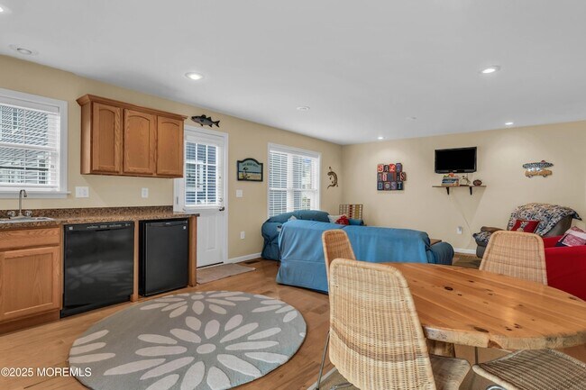 Building Photo - 111 7th Ave