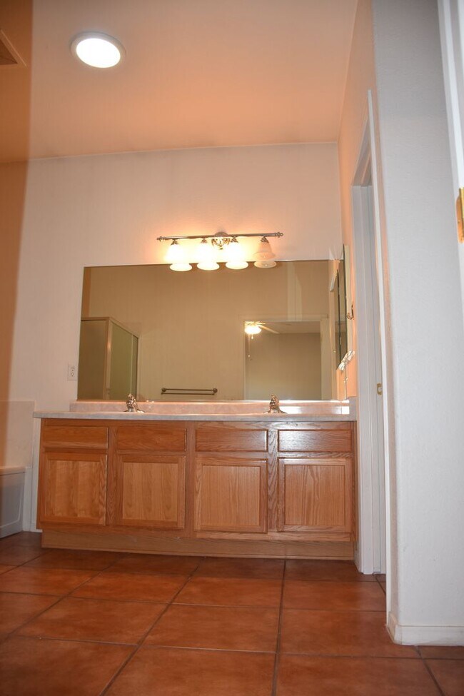 Building Photo - Great House  Close to Everything