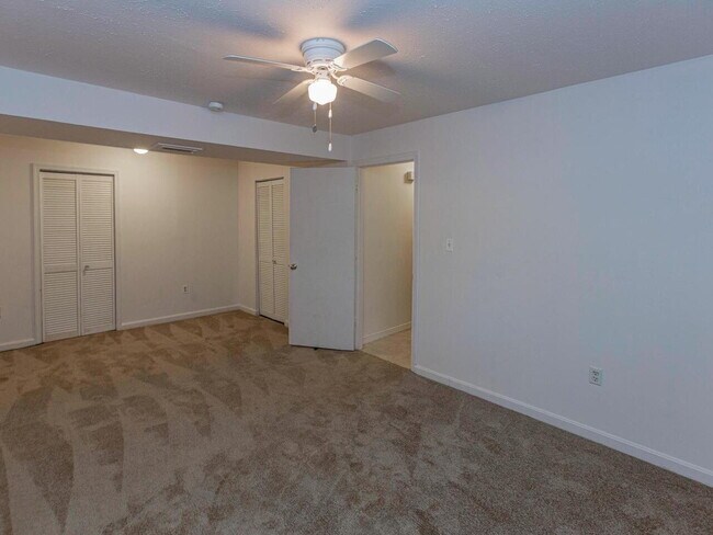 Building Photo - 3 BR, 2 BA Home with Garage and Fenced Yard