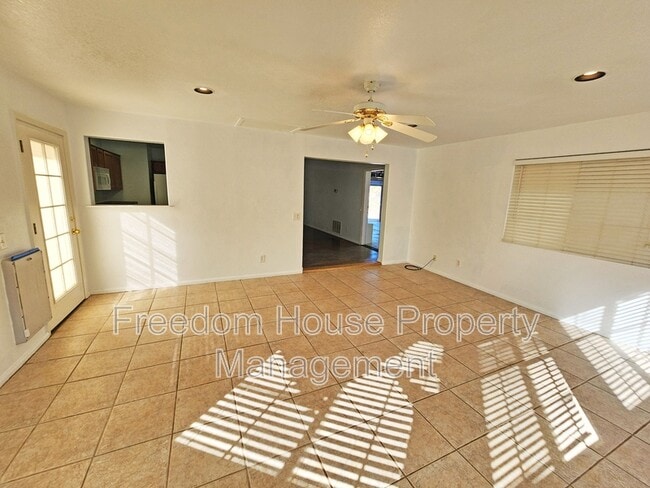 Building Photo - 2341 Yakima Ave