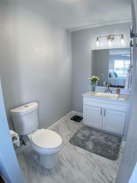 Main bathroom - 711 Wailepo Pl
