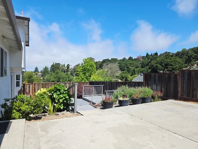 Building Photo - Tri-level Single Family Home