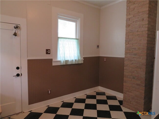 Building Photo - 610 E Krezdorn St