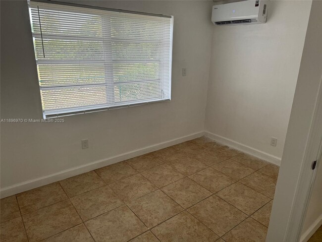 Building Photo - $1,875MONTHLY;2029 PIERCE ST #3 HOLLYWOOD, FL