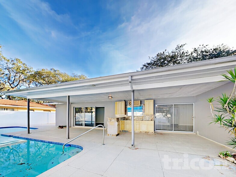 Building Photo - 7102 Woodfield Dr