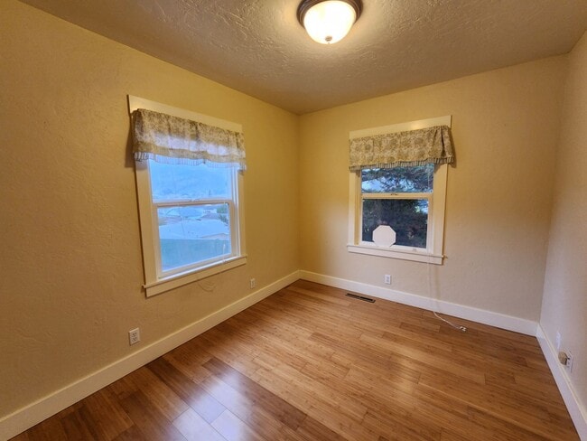 Building Photo - Single Family Home in Rio Dell!