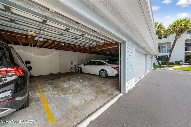 Building Photo - 1321 S Miramar Ave