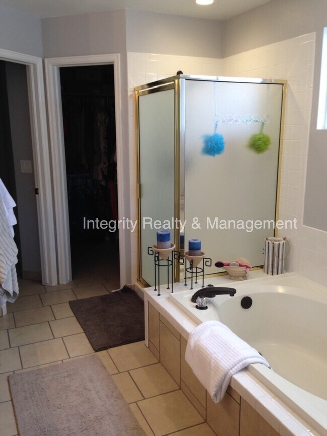 Building Photo - 305 Dunhill St