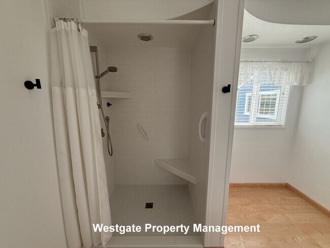 Building Photo - 985 Eastman Ln