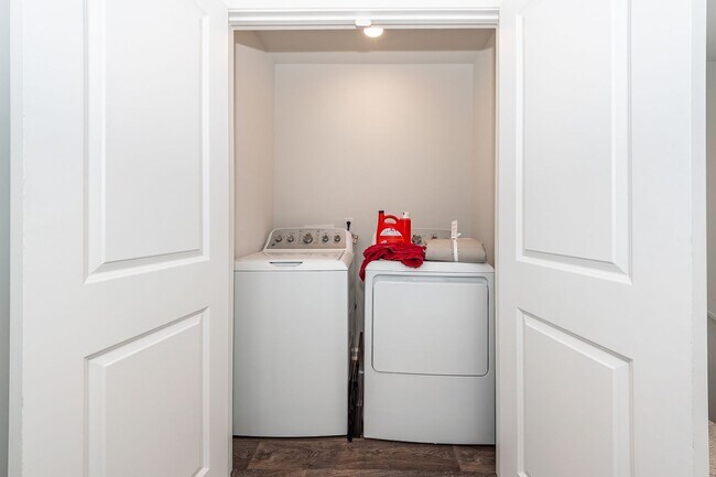 Building Photo - 3 Bedroom, 2.5 Bathroom Townhome in Caroli...