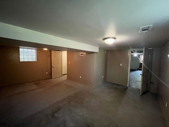 Building Photo - Spacious & Smart Layout! 3-bedroom, 1-bath...