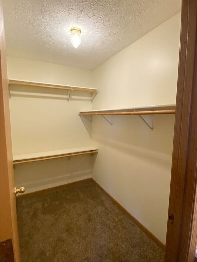 Building Photo - Collett Meadows - Large open floor plan, 4 bedroom Home with 2 baths - PETS WELCOME!