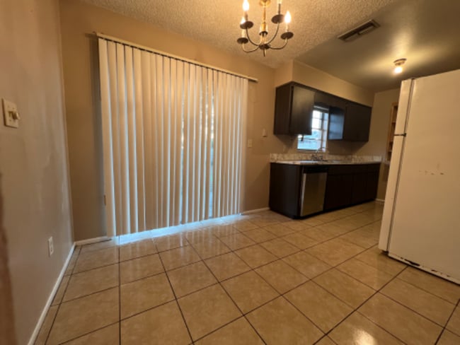 Building Photo - 425 S Avocado Ct