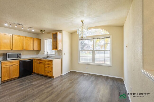 Building Photo - 3 bed 2 bath home