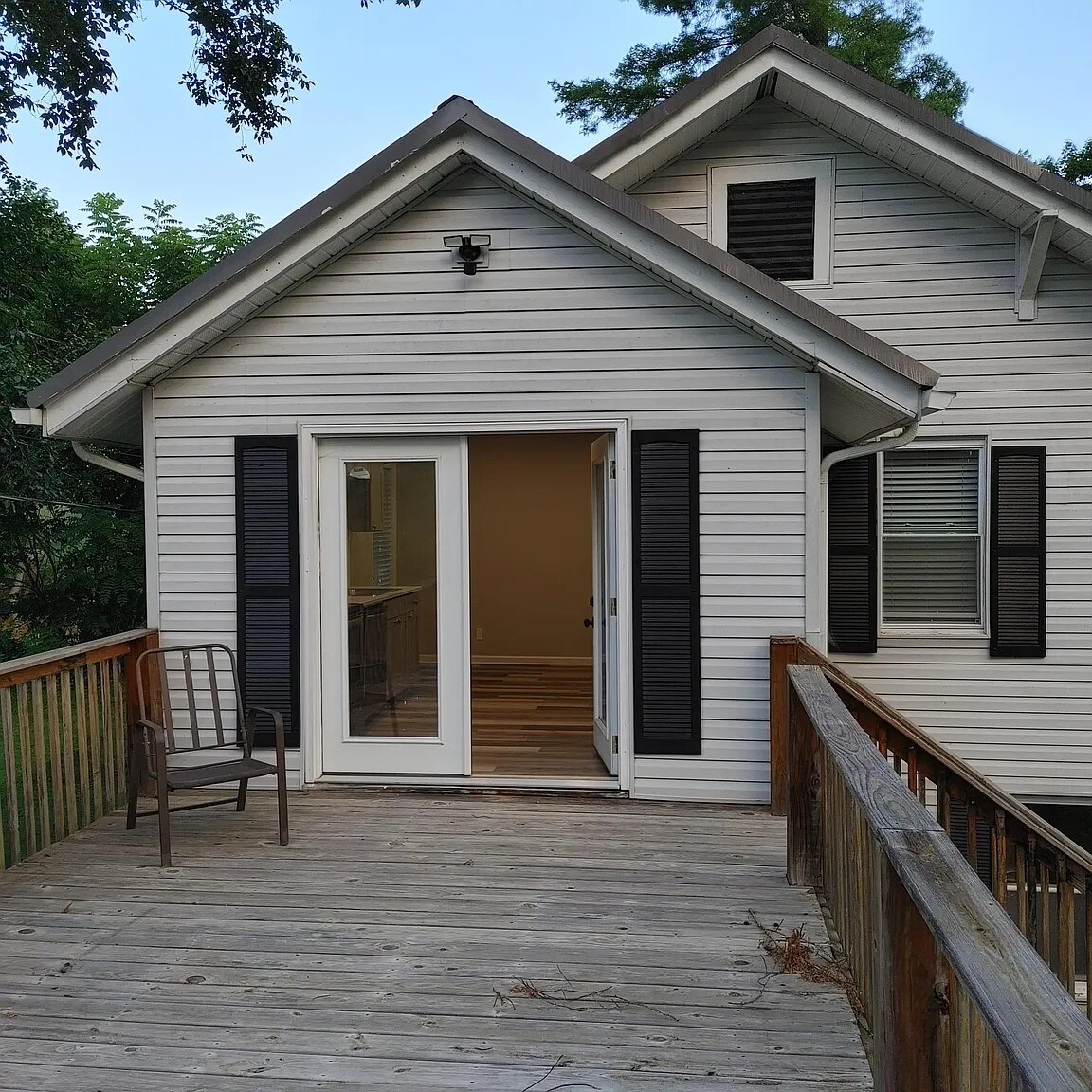 The house entry from the porch - 96 Ponder St