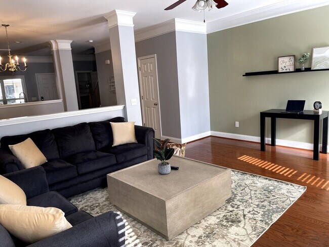 Building Photo - 607 Lake Forest Road