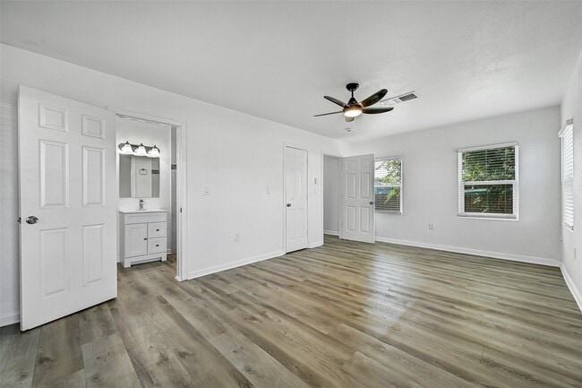 Building Photo - 2328 Wimcrest St