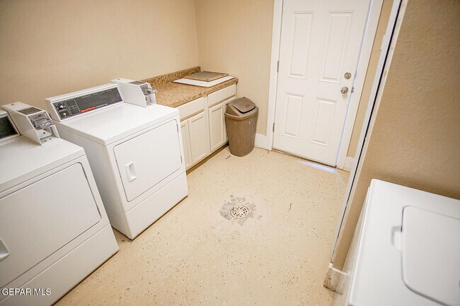 Building Photo - 8612 Lawson St