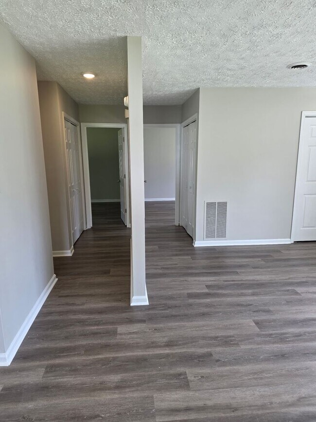 Building Photo - 7426 Bellehaven Dr