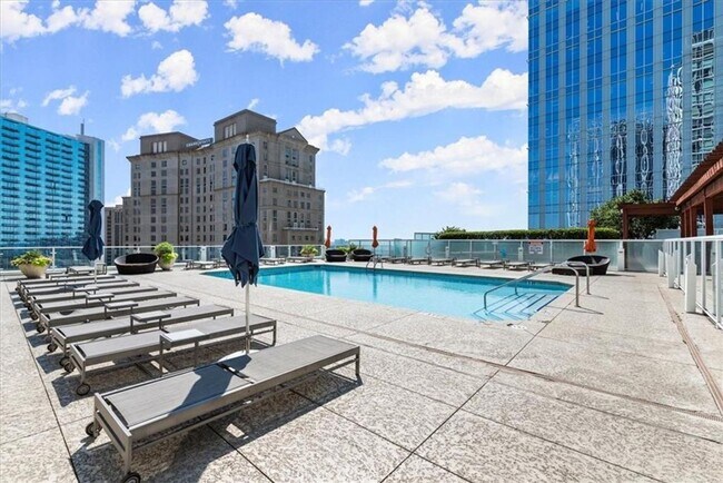 Building Photo - 10 Terminus Luxury 2 Bedroom Condo in Heart of Buckhead