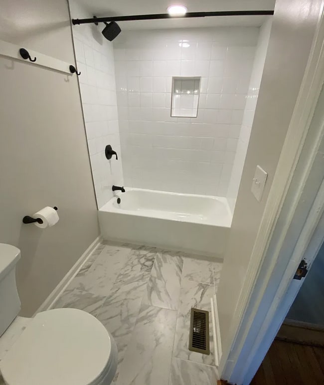 Building Photo - Renovated 3/1 Available Near Downtown Gree...